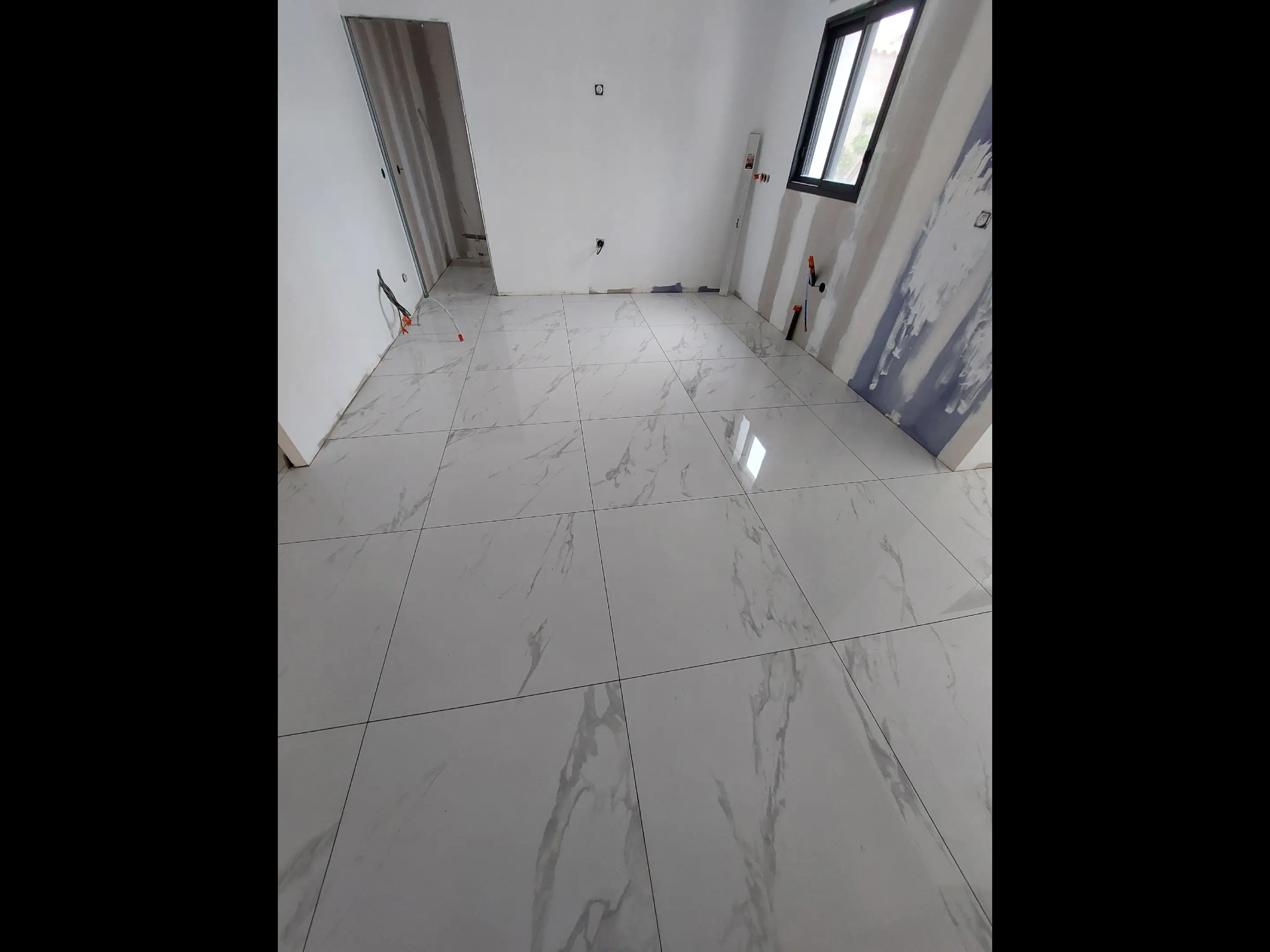 Chambre avec carrelage effet marbre blanc
