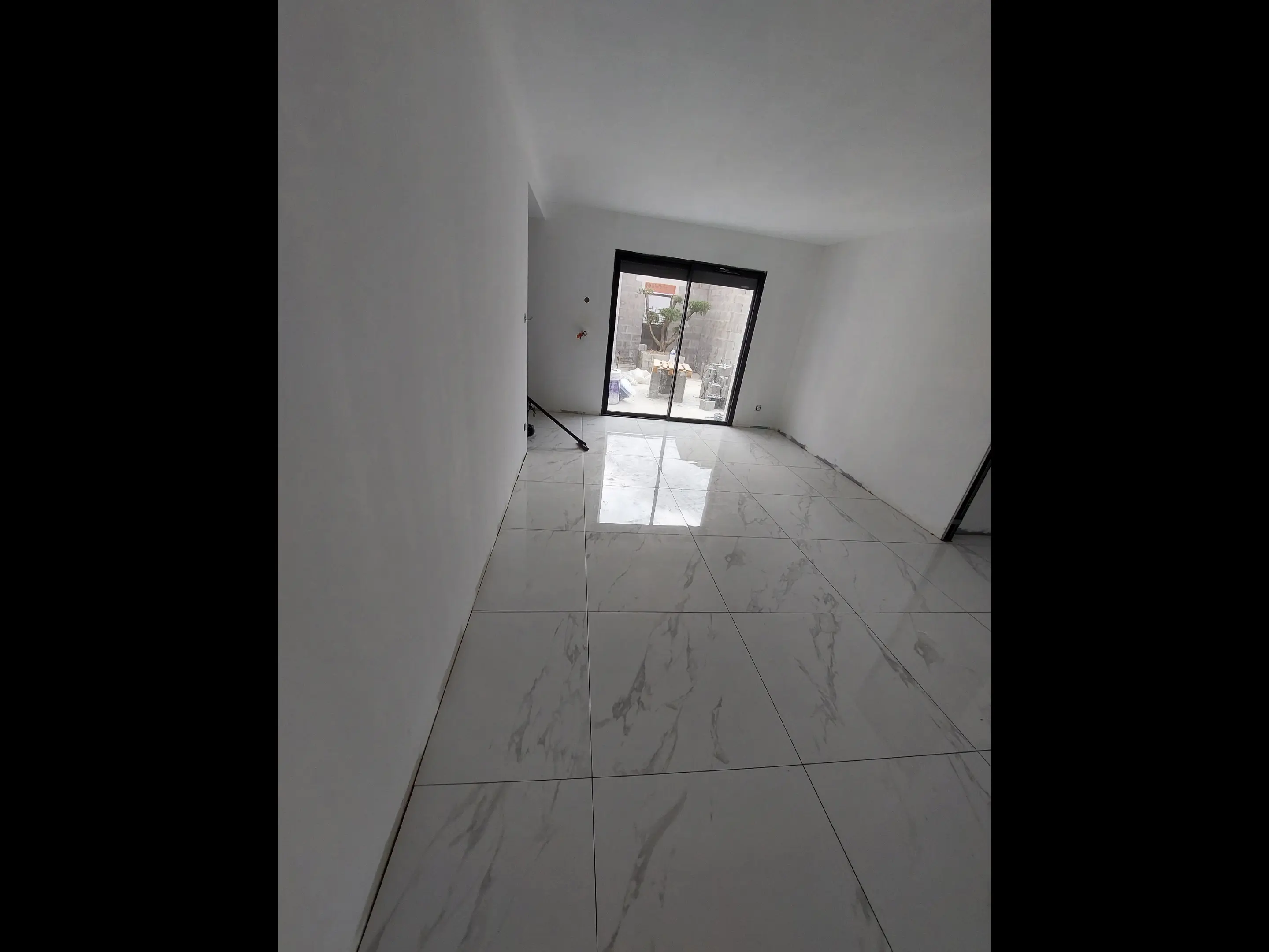 Salon avec carrelage effet marbre blanc brillant