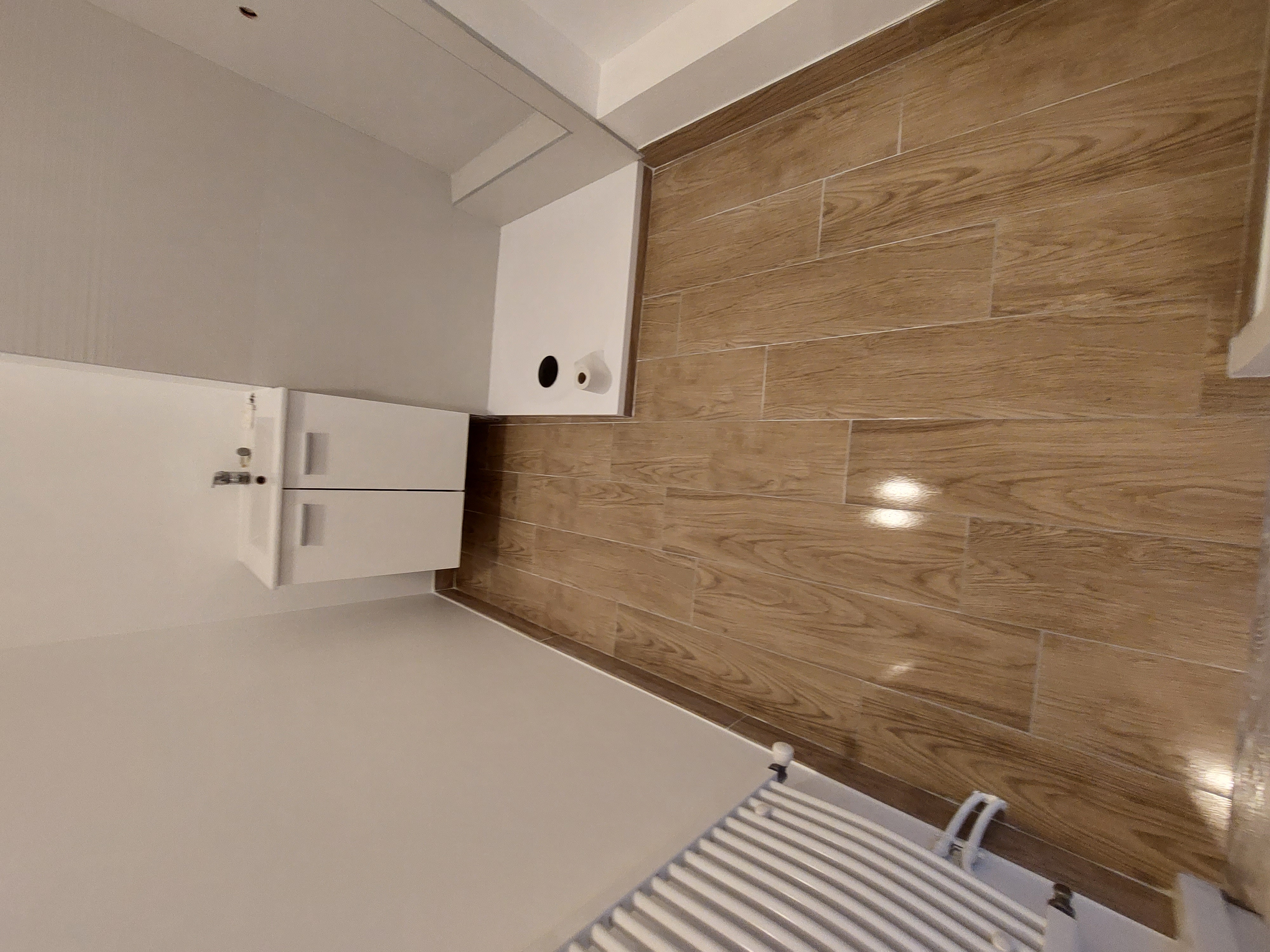 Escalier en carrelage effet marbre blanc
