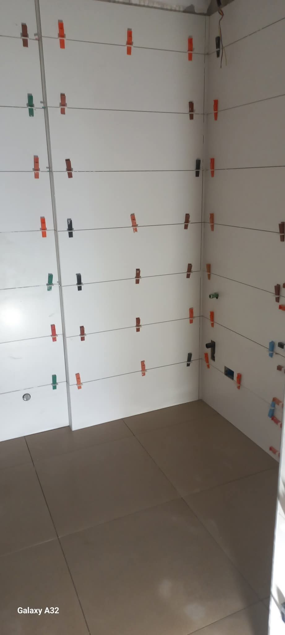 Salle de bain avant rénovation carrelage rose