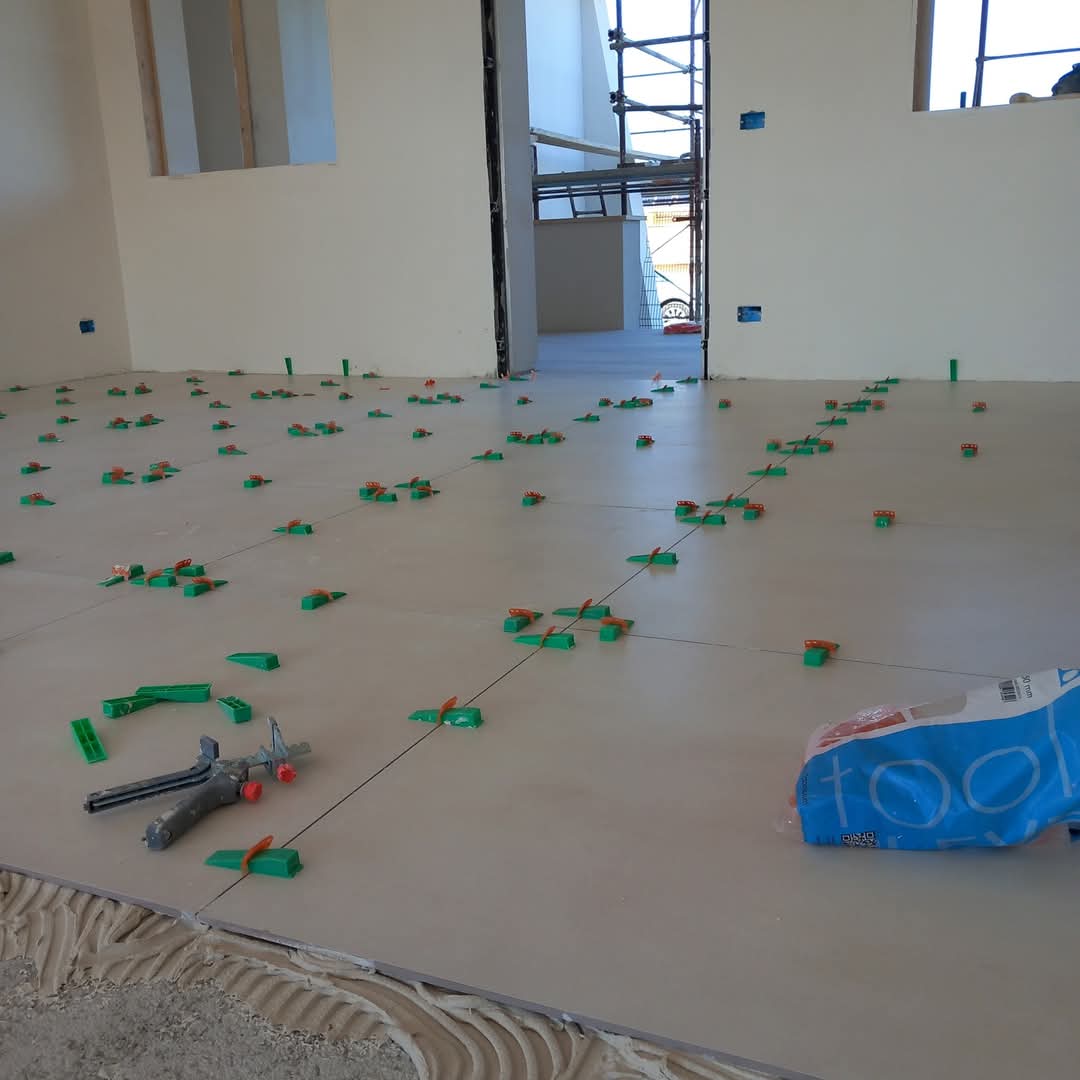 Préparation pose carrelage avec croisillons