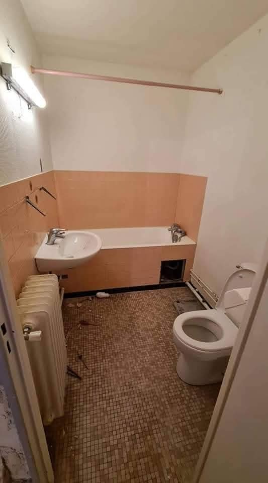 Salle de bain après rénovation carrelage effet marbre noir