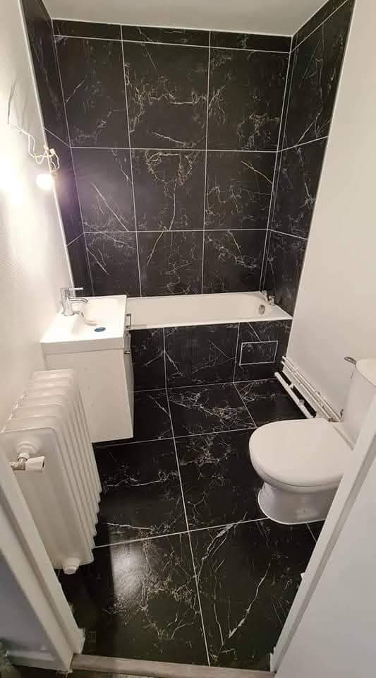 Salle de bain moderne carrelage effet marbre blanc