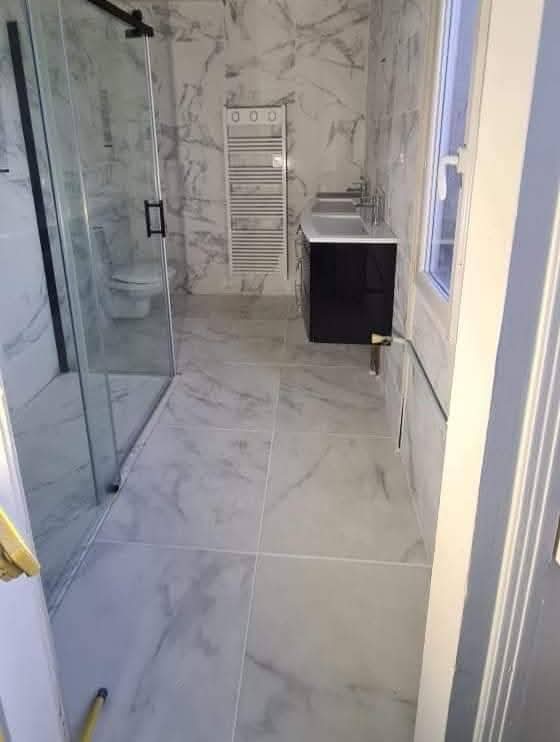 Salle de bain design carrelage motifs et bois